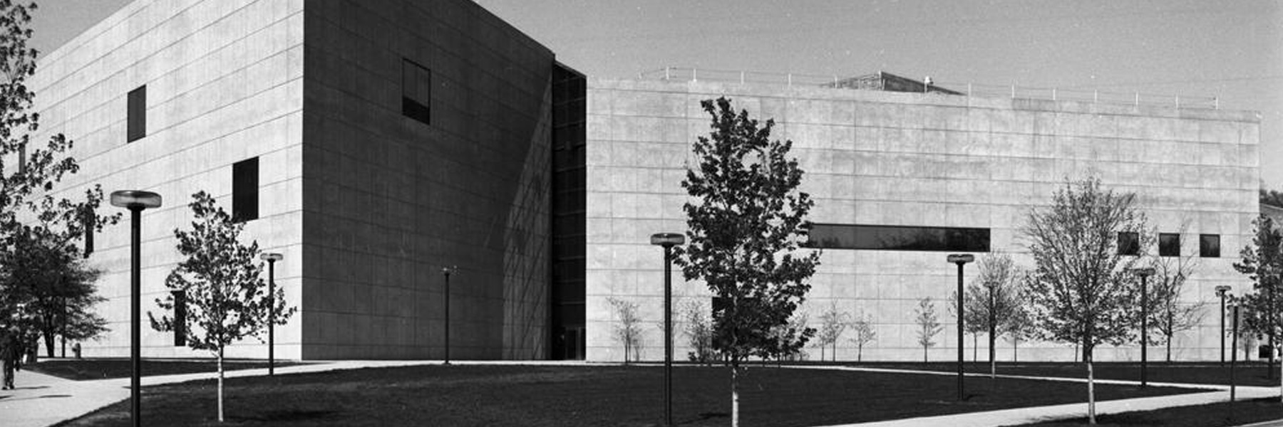 A black-and-white archive photo of the art museum's main entrance.