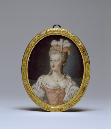 An oval-shaped portrait of a woman with very light skin and very light blonde hair, who has her head turned away to the left. She wears a double necklace of pearls, a pale pink dress with puffy white sleeves, and a hat that is the same pale pink with large white feathers.
